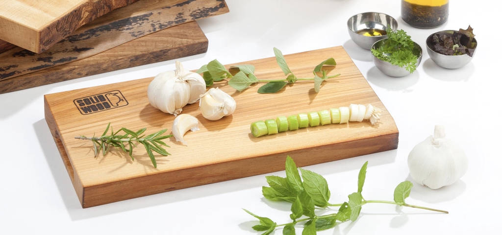 Massief iepen snijplank met kruiden en knoflook