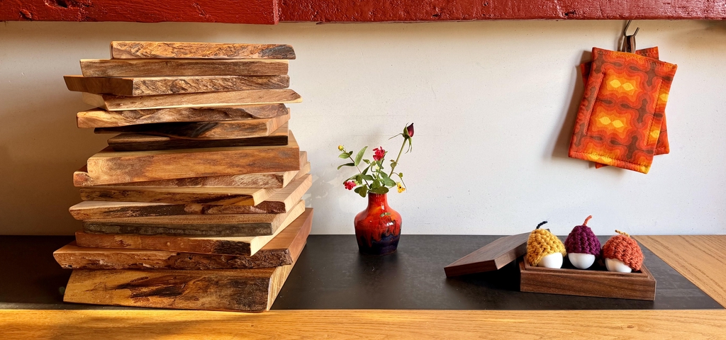 Gebreide wollen eiermutjes, retro pannenlappen en massief houten snijplanken