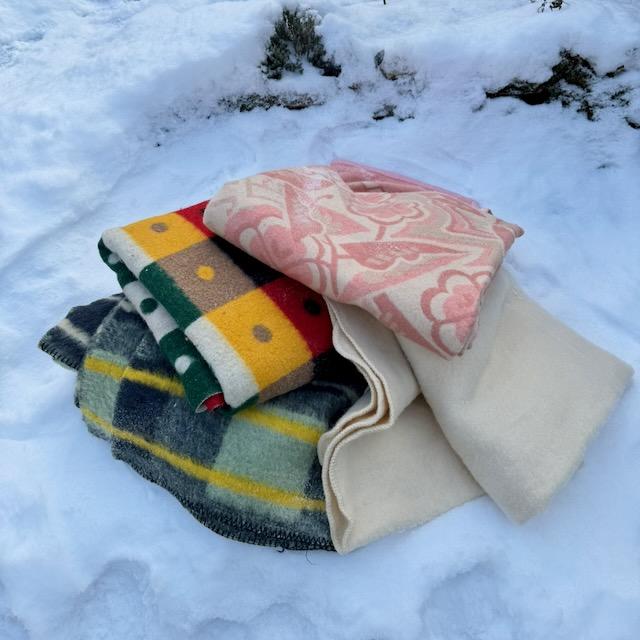 Vintage wollen dekens in de sneeuw