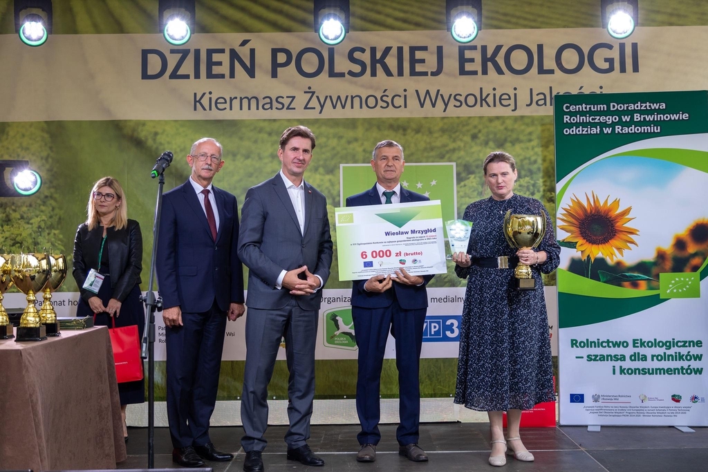 Komisja oceniała naszą codzienną pracę, różnorodność upraw, sposób pielęgnacji gleby i roślin oraz efekty, które widać w zdrowych i pełnych smaku plonach. To wyróżnienie potwierdza, że jakość i uczciwa praca mają realne znaczenie. Każdego dnia stawiamy na świadomą uprawę, naturalne metody i pełną kontrolę nad tym, co trafia prosto do klientów.