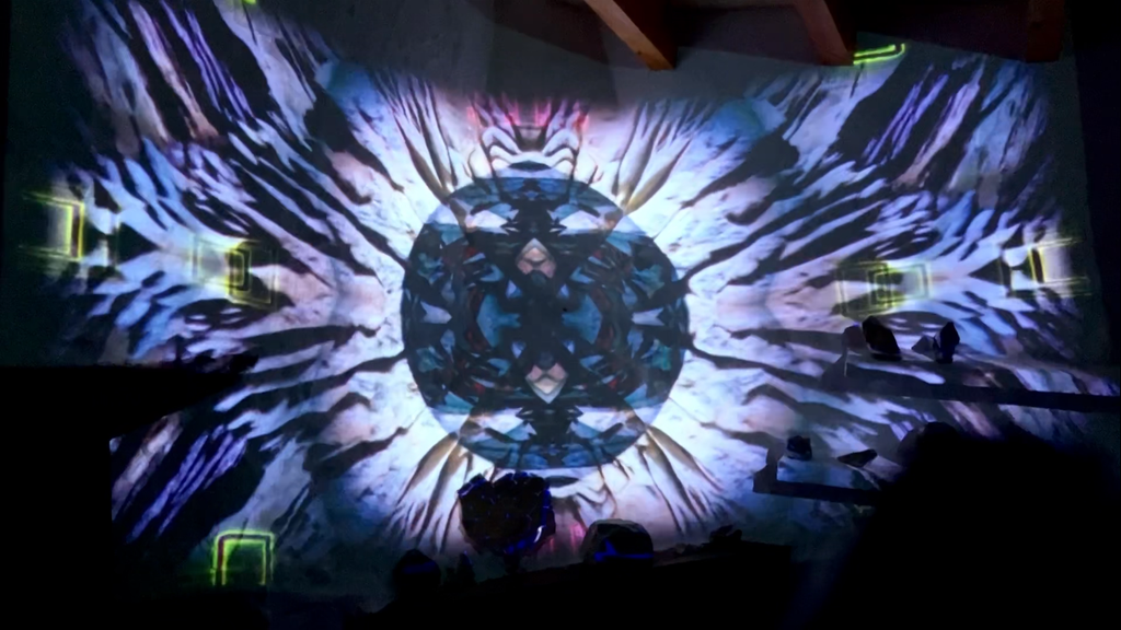 Nos types d’installation sont utilisés dans des expositions ou événements artistiques pour captiver le public avec une fusion de technologie, art visuel et design lumineux.