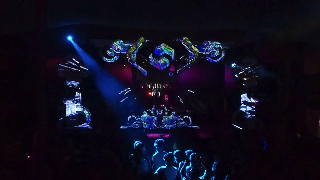 Our installation types are used in exhibitions or art events to captivate the public with a fusion of technology, visual art and light design.