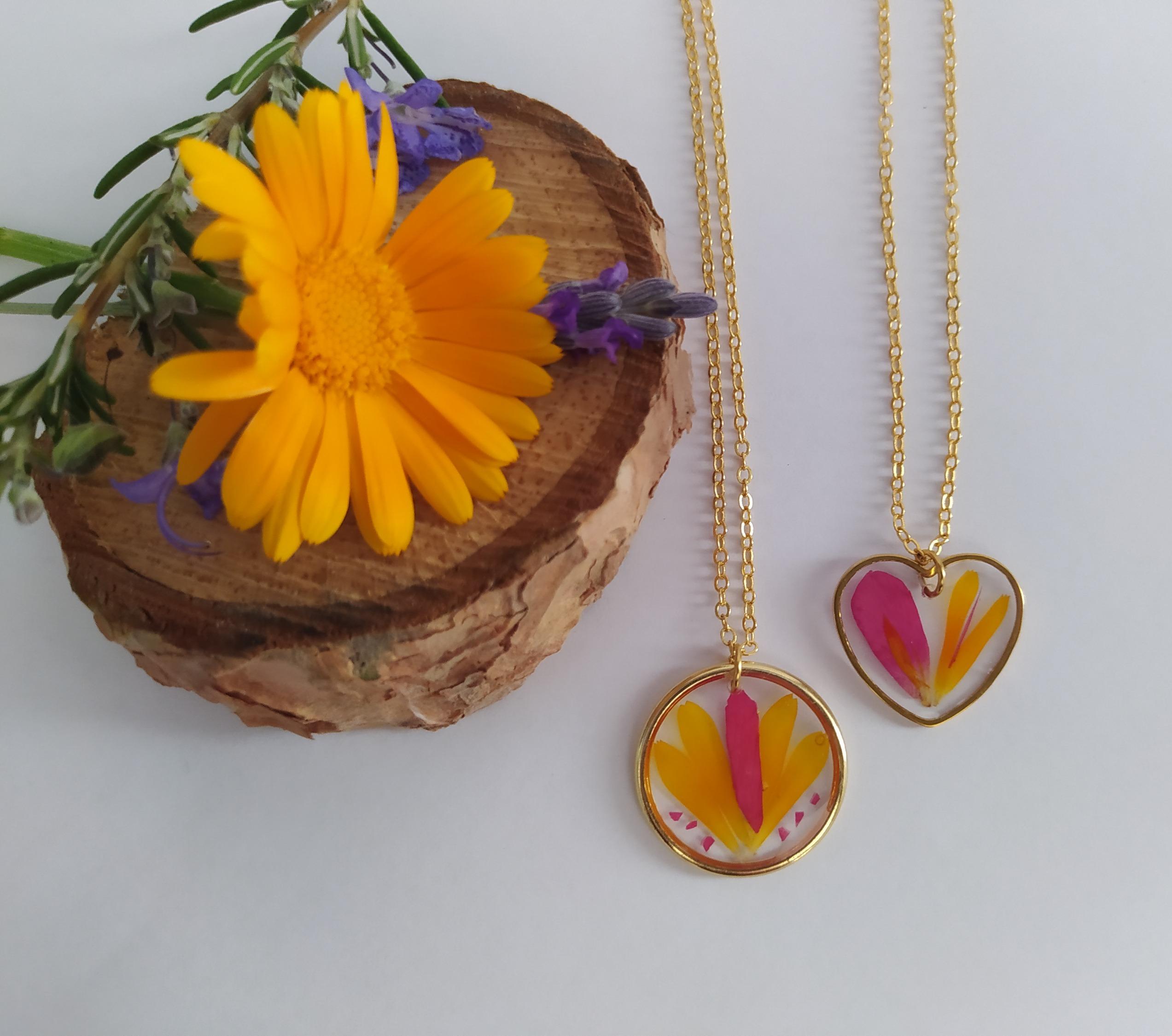 Bijou floral fait main avec fleurs séchées, collier délicat et naturel, design unique