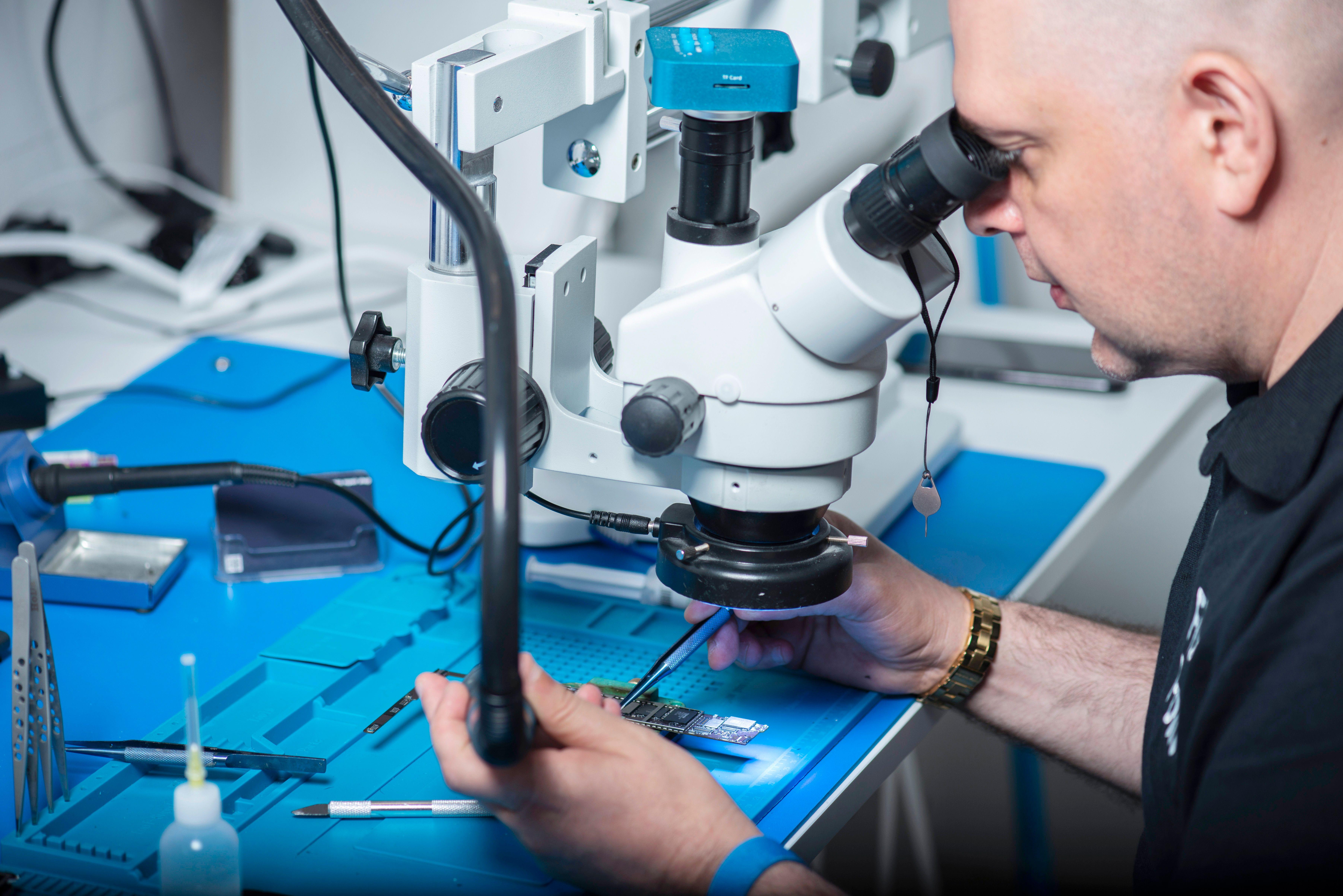 Técnico reparando un teléfono móvil