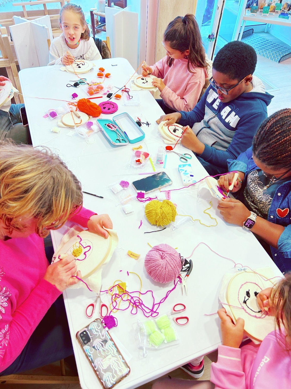 Découvre le punch needle en ateliers !