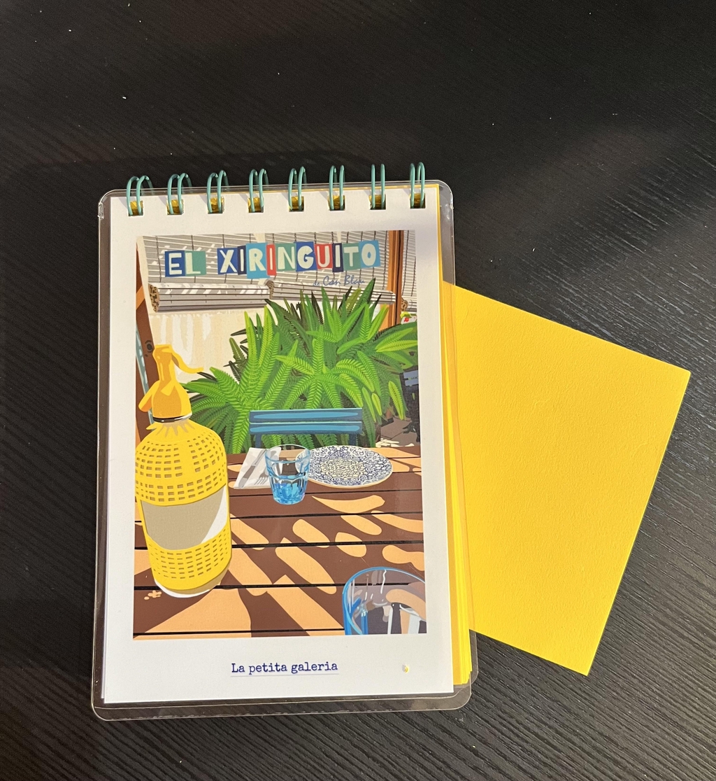 Libreta con funda semidura con un diseño original de La petita galeria. Hojas interiores y clip metálico a juego con los colores del diseño. 
Carnet à Couverture semi rigide au design original de La petita galeria. Feuilles intérieures et attache métallique assortis aux couleurs du dessin. 
Notebook Semi-hard cover with an  original design from La petita galeria. Inner leaves and metal clip match the colours of the design. 