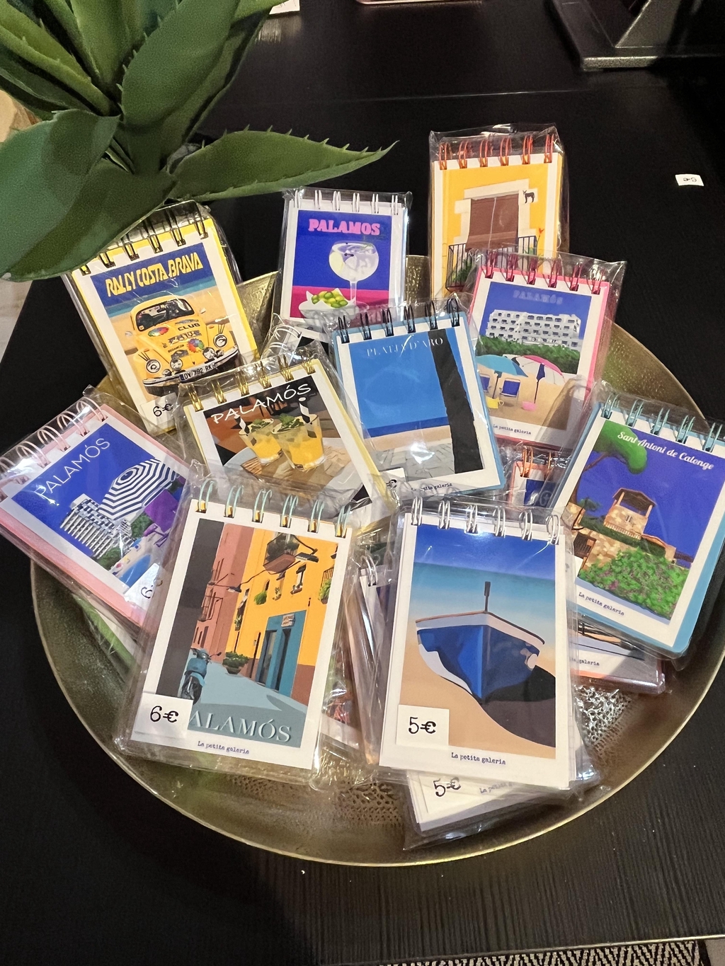 Todos los Dibujos originales de La petita galeria son disponibles por imanes y libretas