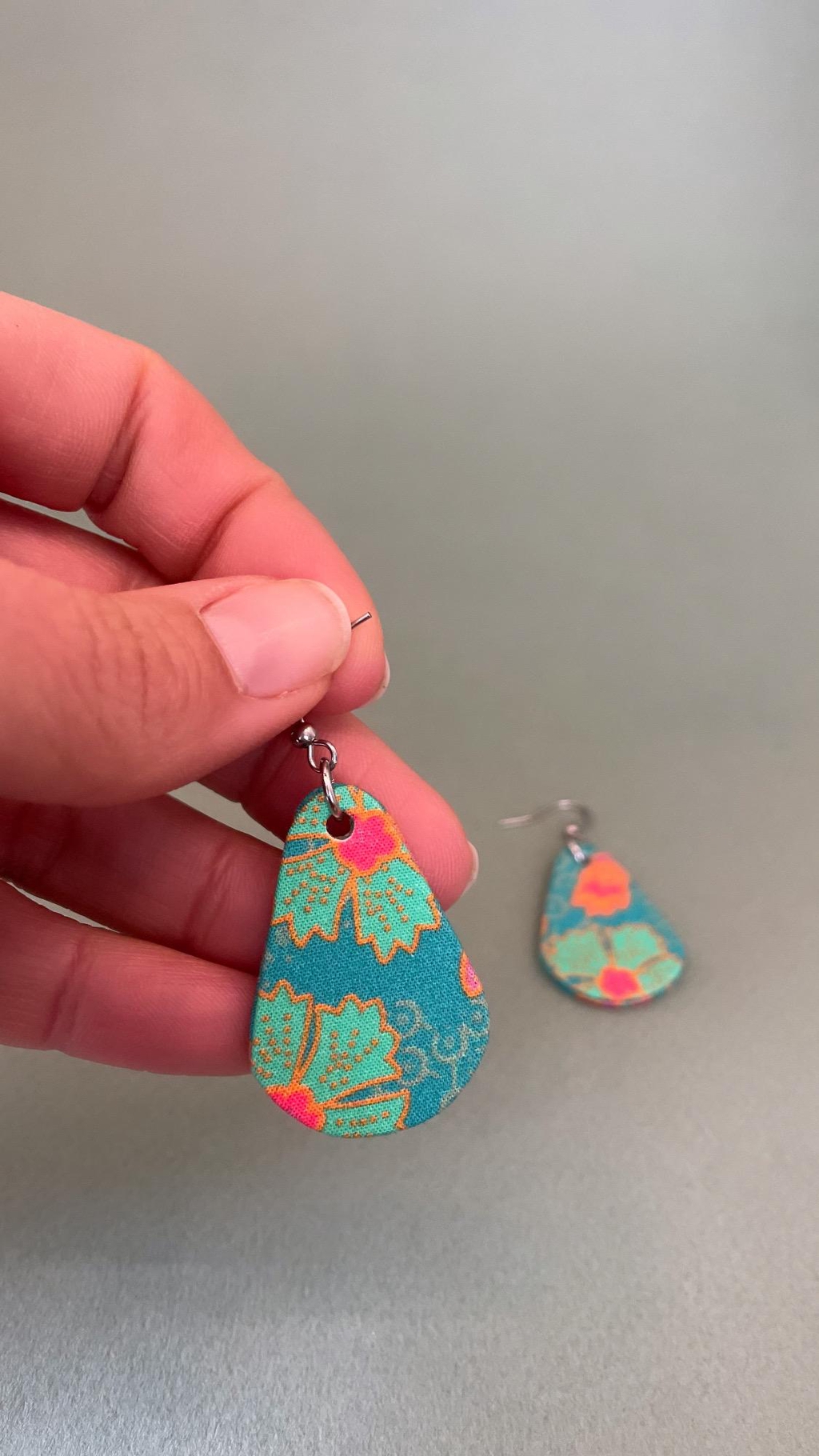 Boucles d'oreilles collection indie turquoise, forme petite goutte, Nathanaëlle Perchais Cartonniste 