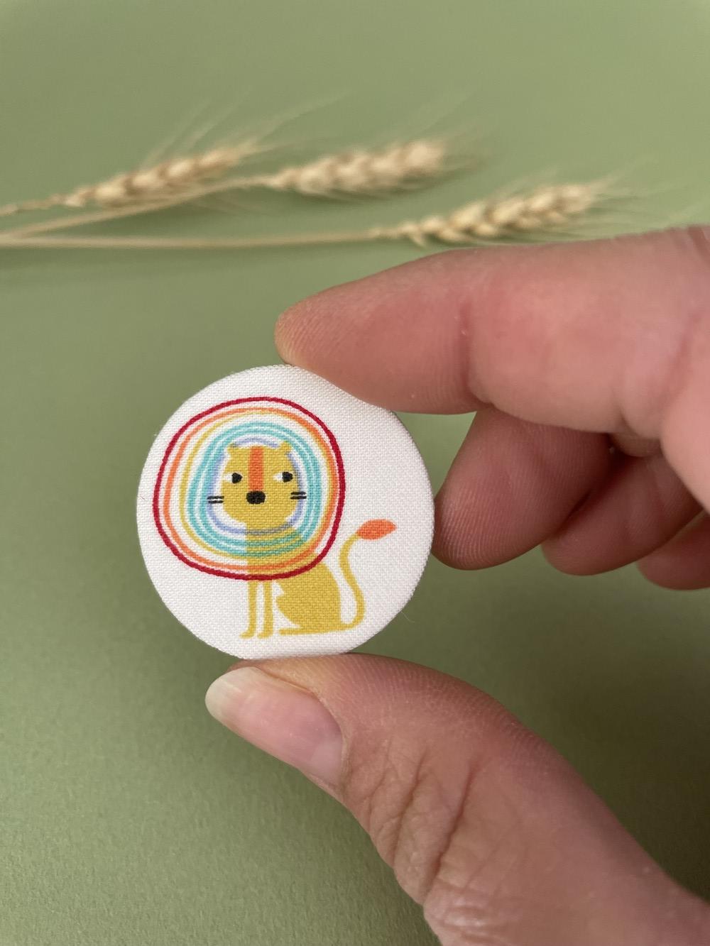 Broches en carton et tissu imprimé lion 