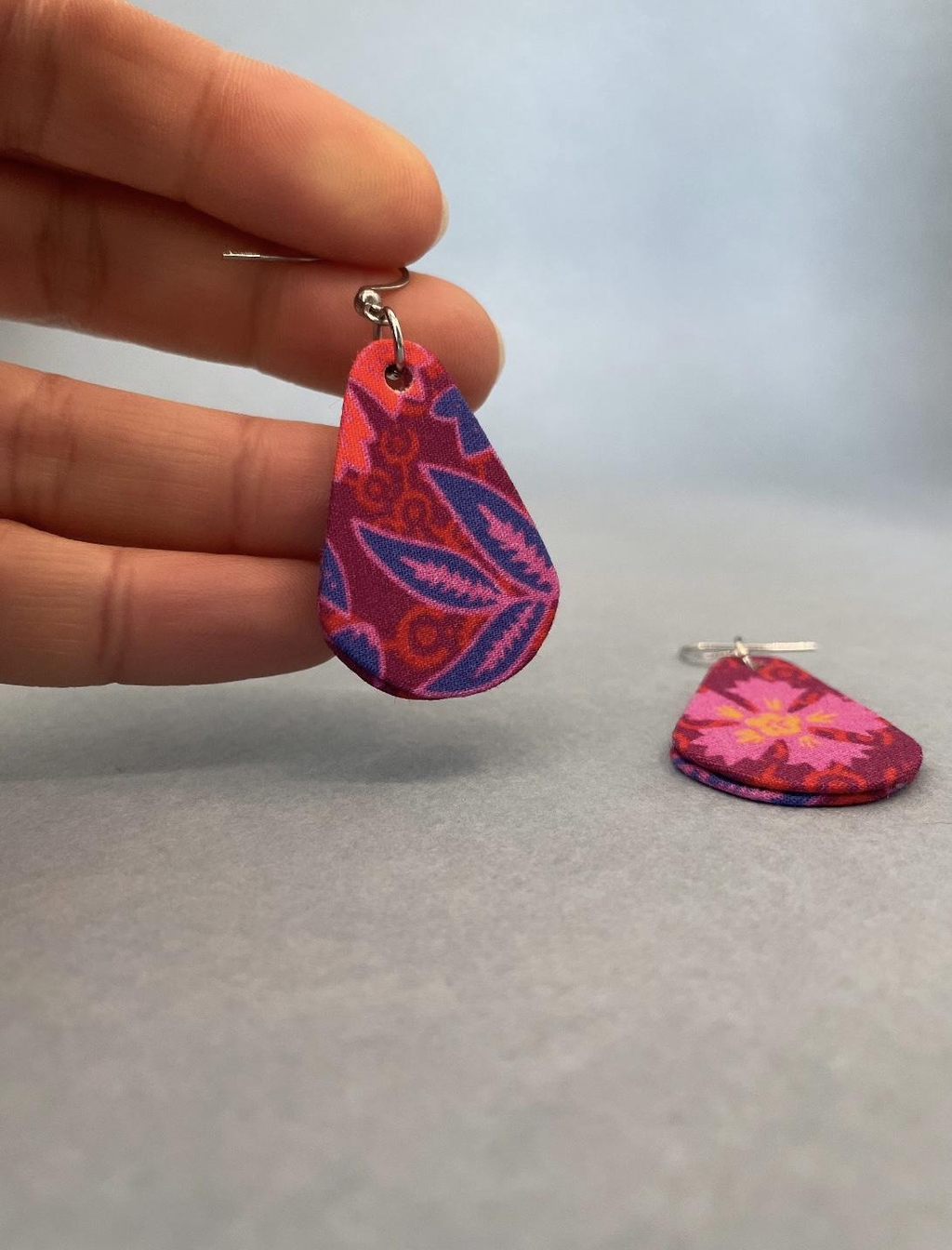 Boucles d'oreilles collection indie rouge, forme petite goutte, Nathanaëlle Perchais Cartonniste 