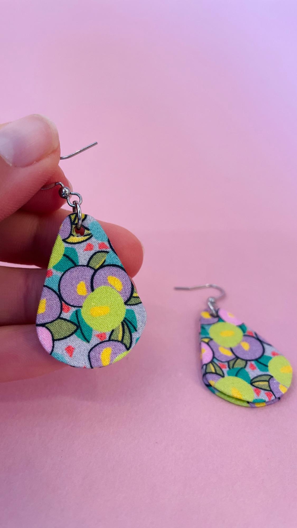 Boucles d'oreilles collection rose pop, forme petite goutte, Nathanaëlle Perchais Cartonniste 