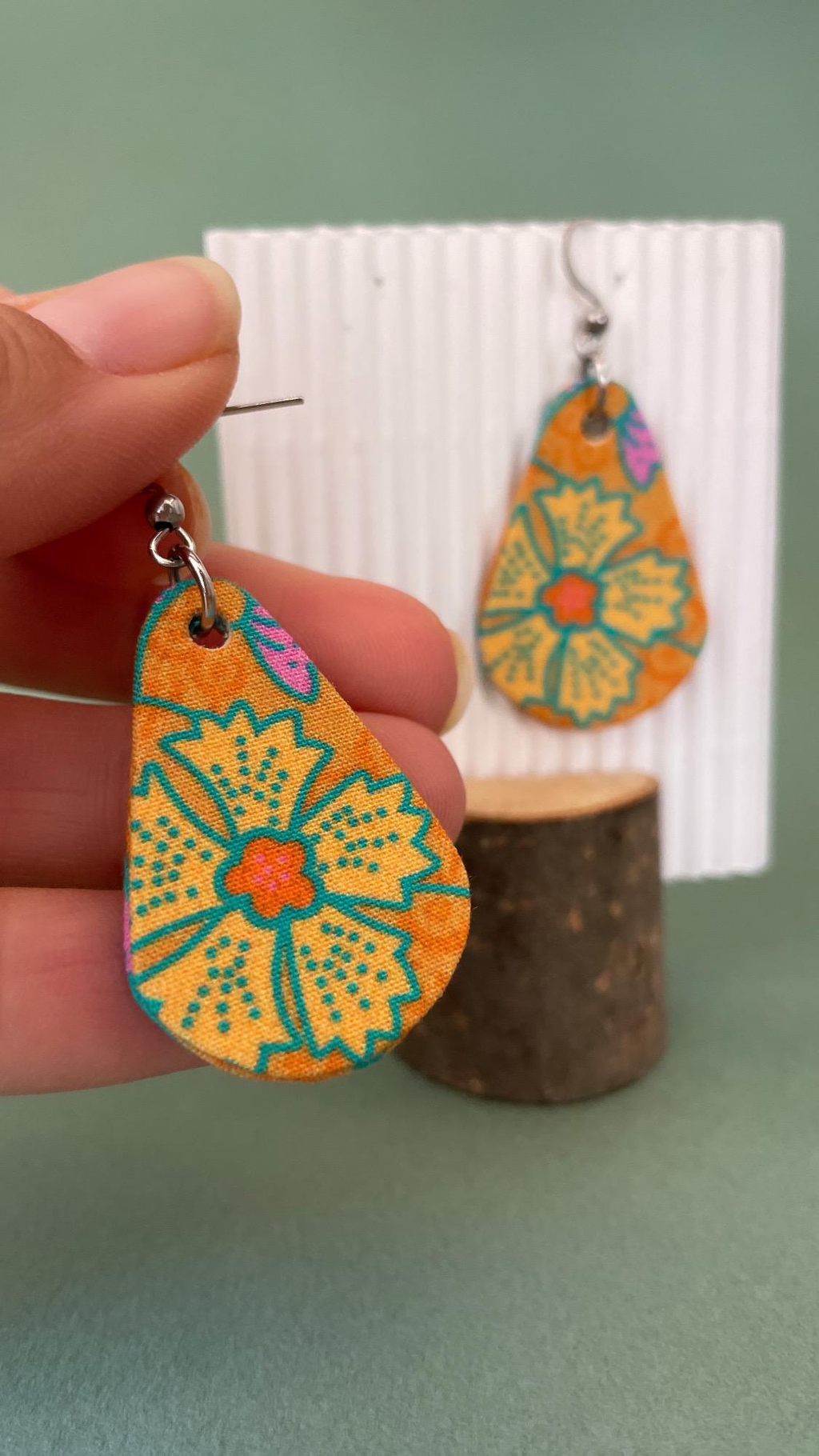 Collection de boucles d'oreilles en carton et tissu, collection indie mandarine, Nathanaëlle Perchais Cartonniste
