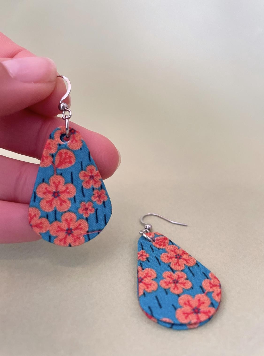 Boucles d'oreilles collection fleurs de cerisiers, forme petite goutte, Nathanaëlle Perchais Cartonniste 