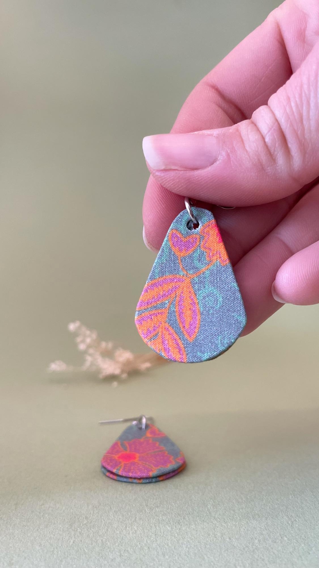 Boucles d'oreilles collection indie ardoise, forme petite goutte, Nathanaëlle Perchais Cartonniste 