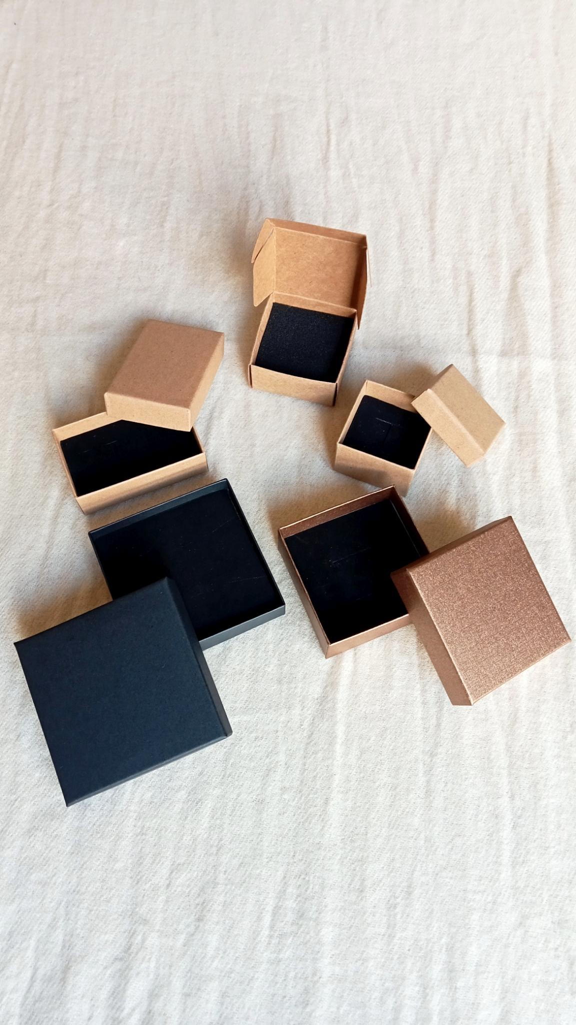 Les boîtes que j'utilise pour envoyer mes bijoux en micro-macramé
