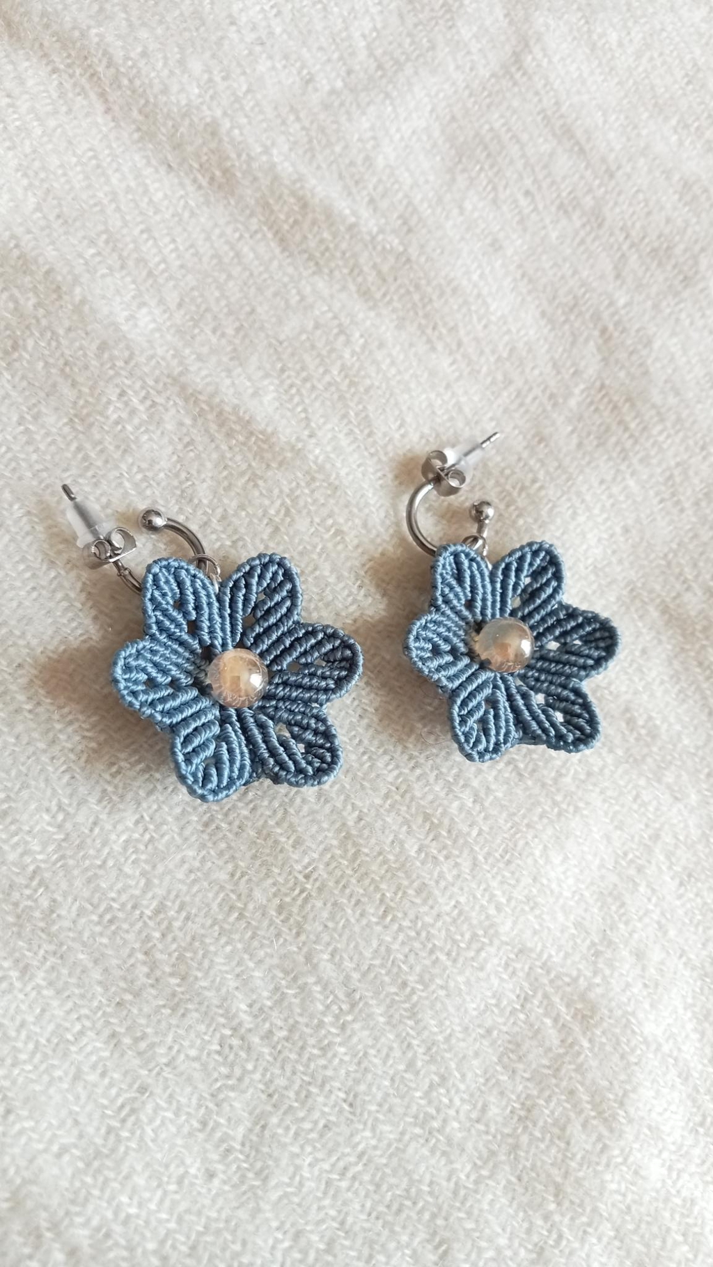 Fleurs bleues à 6 pétales, montées sur créoles en acier inoxydable, avec une perle d'agate "champagne" au centre
