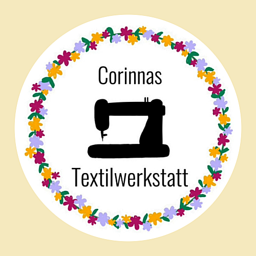 Moin zusammen.
Ich bin Corinna, 24 Jahre alt und freue mich, dass du dich für meine selbstgemachten, praktischen Produkte interessierst.

Das Textilhandwerk war schon immer eine Leidenschaft von mir, egal ob häkeln, stricken, Freundschaftsbänder knüpfen...

Im Herbst 2016 hat mich eine Freundin zum Nähen gebracht und ich war direkt begeistert. Ich hab mir die Nähmaschine meiner Oma geliehen und drauflosgenäht, erst probeweise und zur Übung für mich und dann für meine Liebsten. Nachdem ich mir unzählige Videos angeschaut und ein größeres Verständnis erlangt habe, wurden meine genähten Werke immer professioneller.

Im August 2021 habe ich mich dann entschieden, ein Gewerbe anzumelden, um viele Menschen zu erreichen und eine Freude machen zu können. Dann habe ich begonnen, selbstgenähte Roggenkissen, quadratische Kissenbezüge, Turnbeutel und weitere Accessoires und Dekoartikel zu verkaufen. Mein Produktangebot hat sich erweitert und ich habe viele meiner Produkte wendbar gestaltet.

Inzwischen möchte ich diese Produkte hinter mir lassen und mich auf Upcycling Jeansjacken aus alten Hosen konzentrieren.
Hier findest du bis auf Weiteres die bisher fertig genähten Produkte im Ausverkauf. Die Upcycling Jeansjacken laufen jetzt unter dem Namen Anniroc Design auf der Website www.annirocdesign.de .

Ich freue mich auf das neue Kapitel, das Umsetzen von Ideen und, wenn du mich dabei begleiten möchtest.