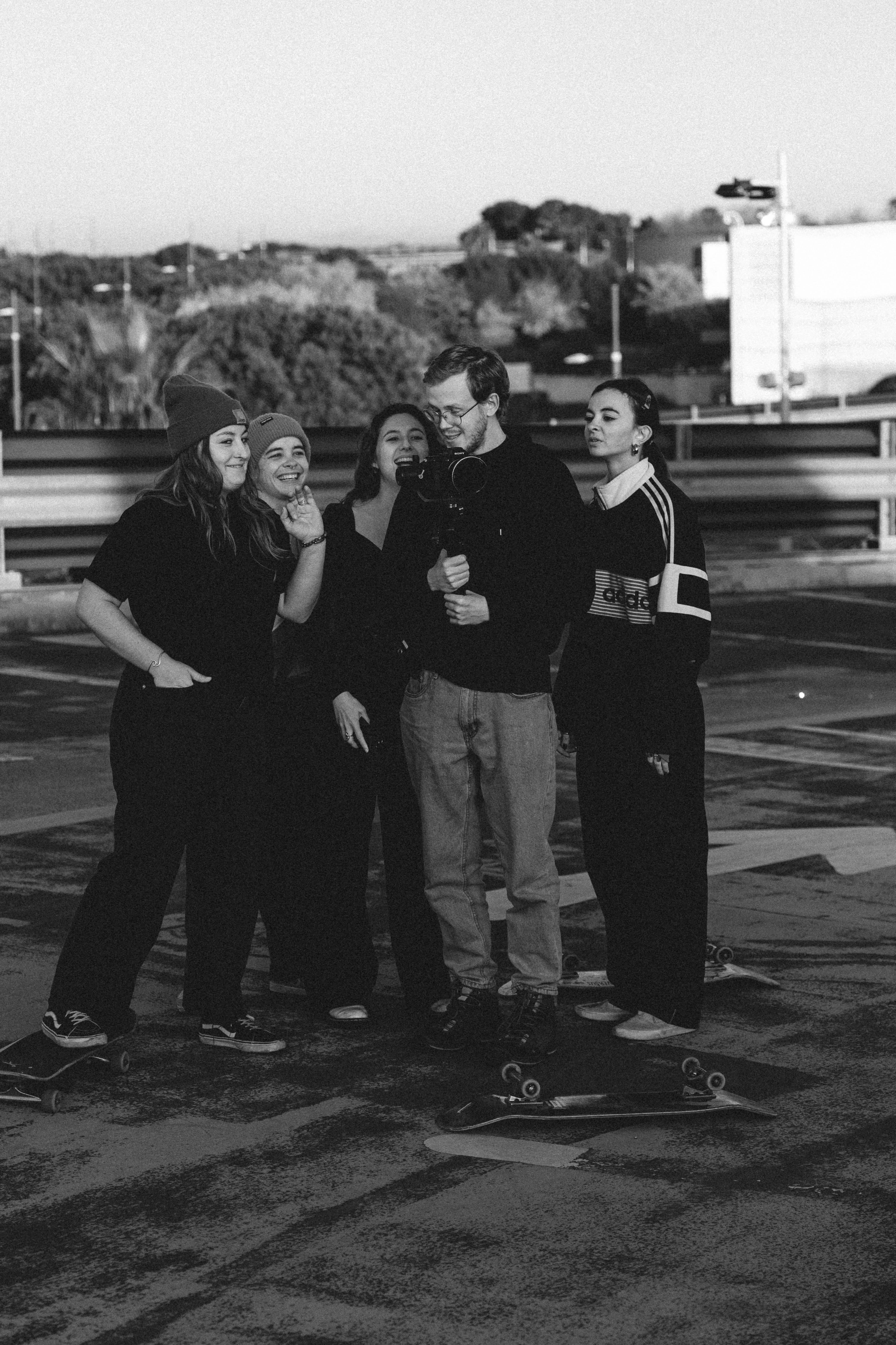 Rebecca Gallon, Benoît Zaremba & des membres Apax regardant les rushes. 