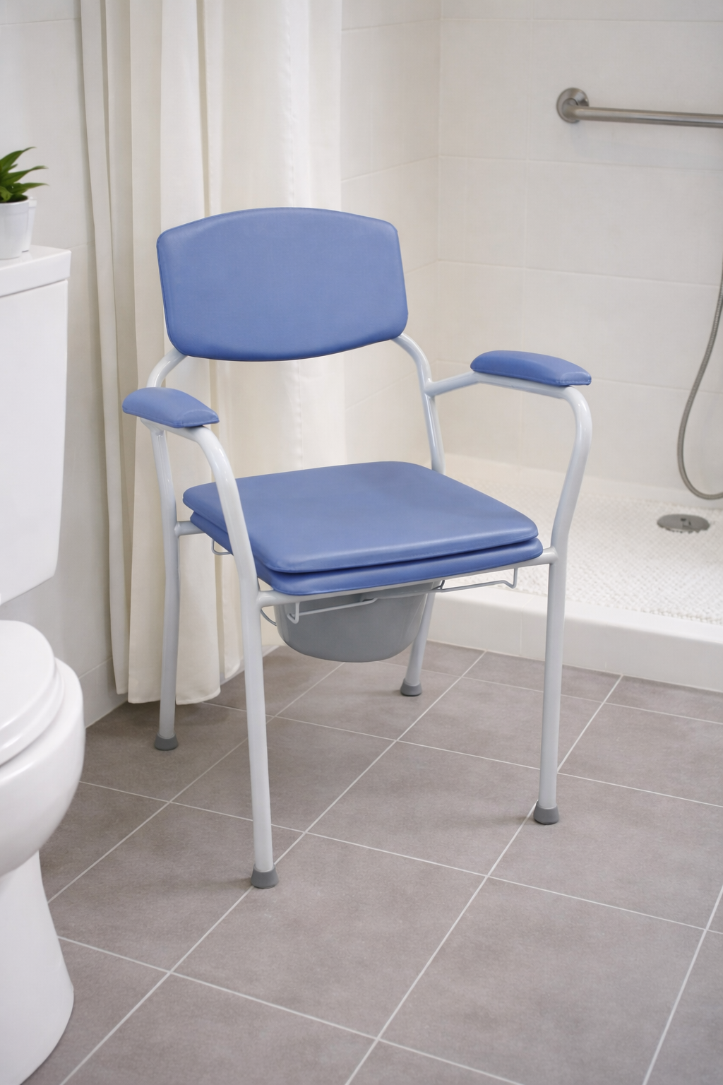 Chaise percée médicalisée offrant confort et sécurité pour l’aide aux toilettes à domicile.