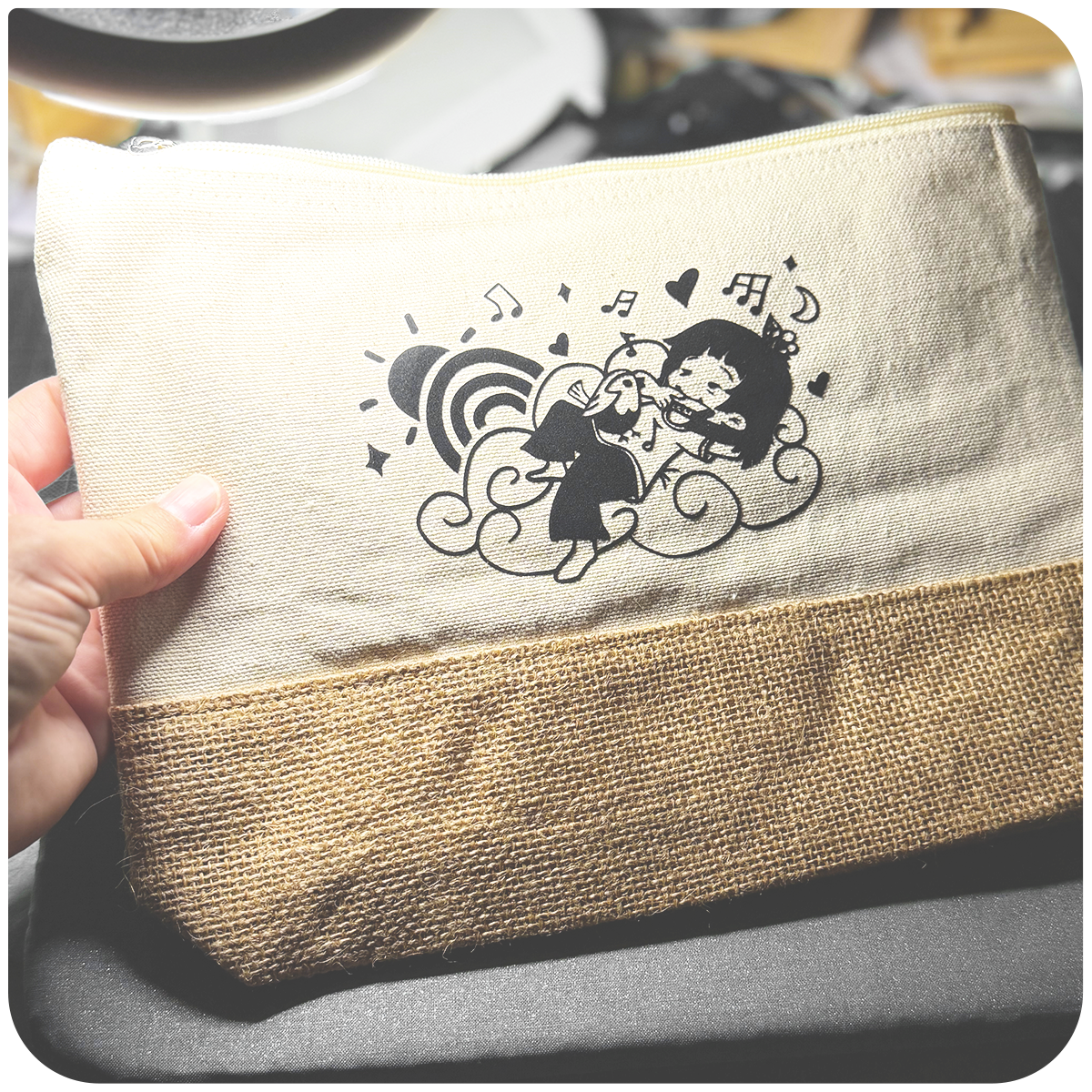 Illustration "Chill dans les nuages" imaginée et imprimée sur une pochette en coton et toile de jute par Fabluz