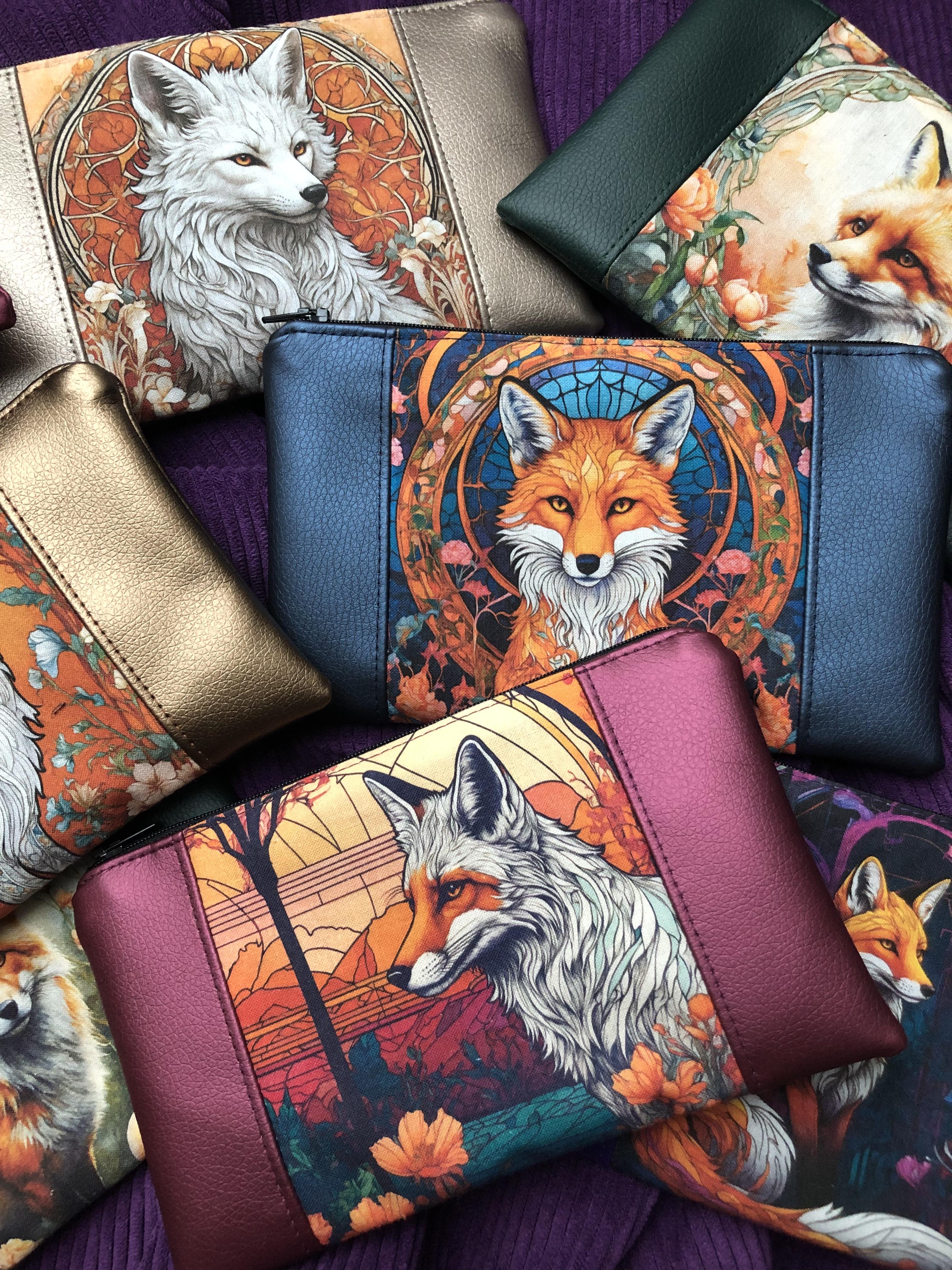 Trousse en simili cuir aux motifs d'animaux totem