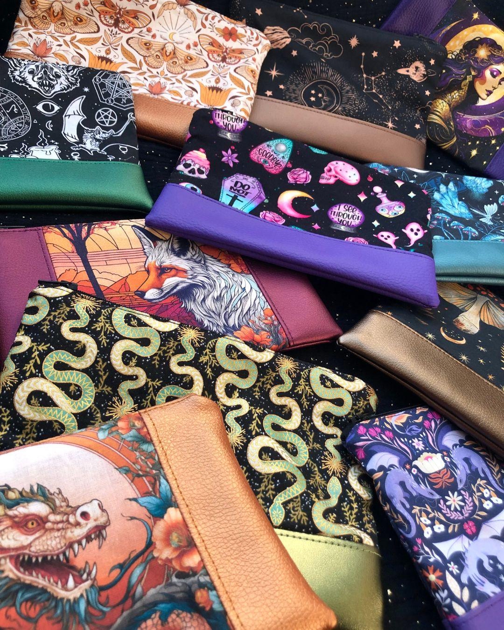 Petites trousses pleine de magie aux couleurs vives et motifs witchy