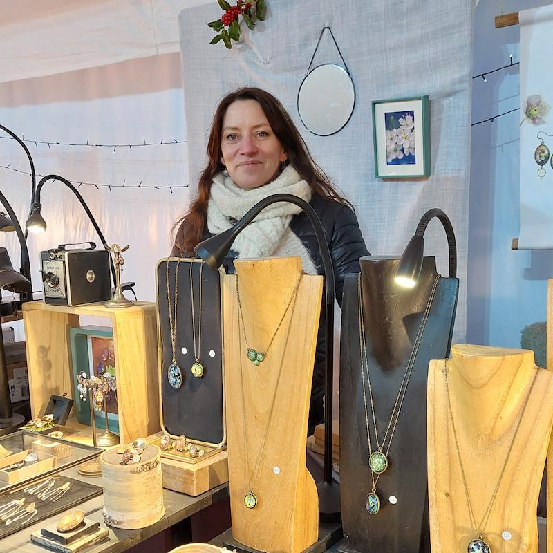 Laurie Hego, trésorière des Artisans de la Vallée des lacs, Photographe-bijoutière de la marque Kim & Lilas