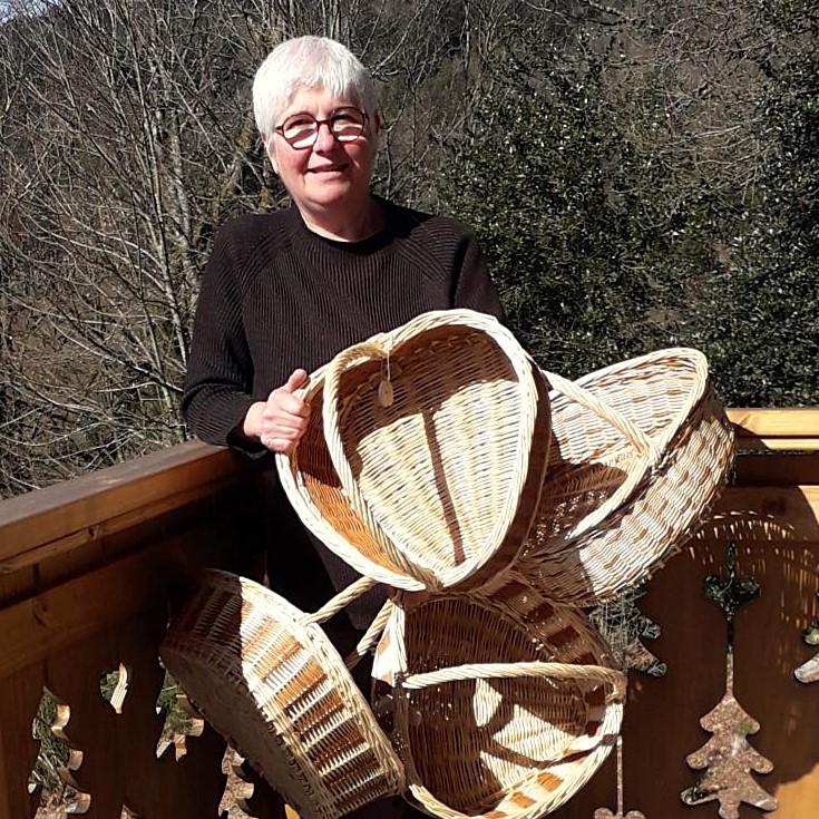 Liliane Lepaul, vannière dans les Vosges, avec ses paniers en forme de coeur