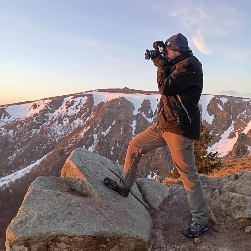 Le photographe Jérôme Petit, en train de photographier un lever de soleil dans les Vosges