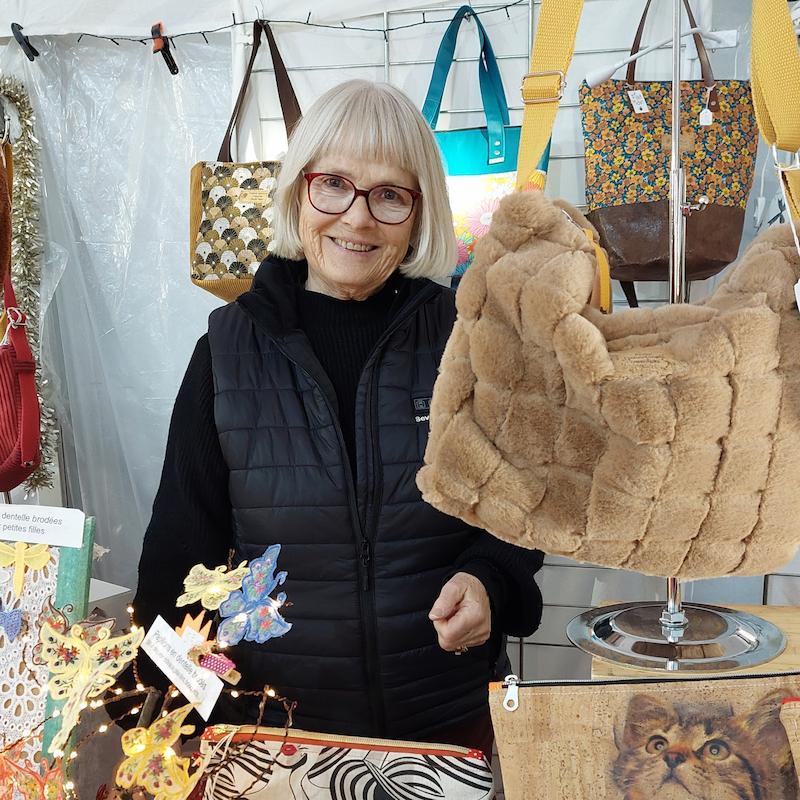 Christine Woerth, avec ses sacs faits main au marché de Noël de Gérardmer dans les Vosges