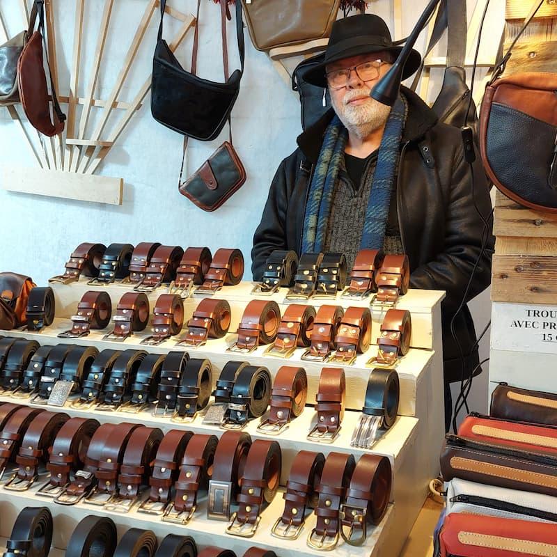Jean-Noël Bailleux devant ses ceintures en cuir, lors d'une exposition des artisans de la vallée des lacs dans les Vosges à Gérardmer