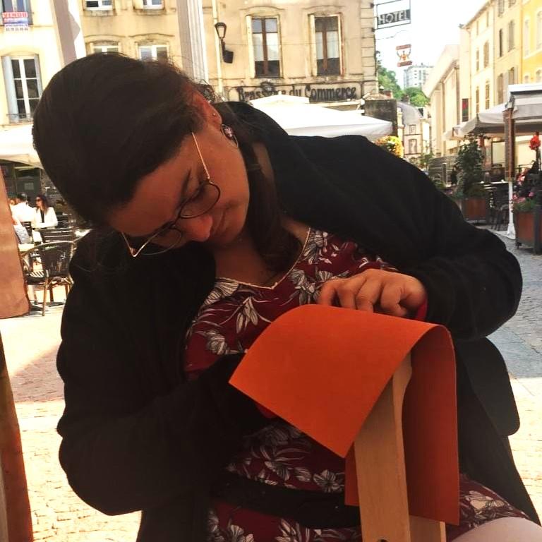Anne-Gaëlle Olivier, artisane maroquinière dans les vosges