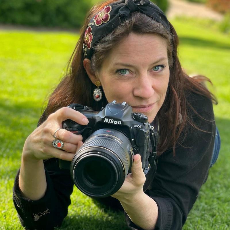 Kim et Lilas, artisane photographe dans les Vosges, fabrique des bijoux avec ses photos