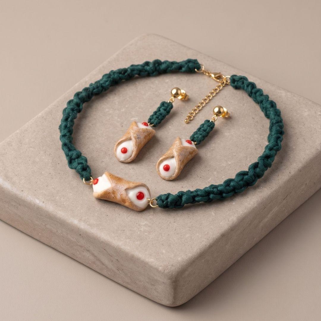 collana girocollo e orecchini a perno pendenti con tubolare a uncinetto e ciondoli a forma di cannolo siciliano