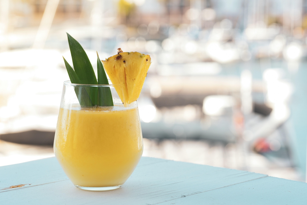 Verre remplit de punch artisanal Karibeo posées sur une table d'une terrasse en Guadeloupe