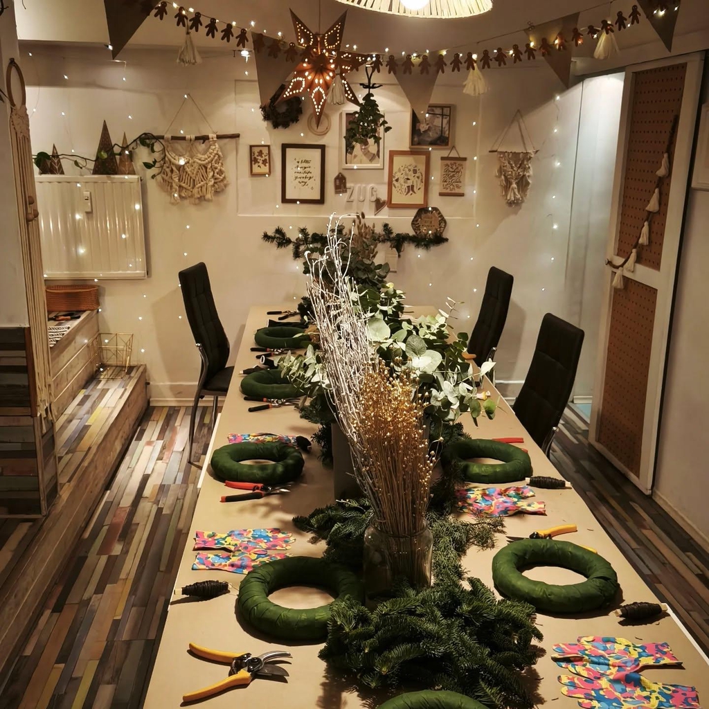 Mindig különleges látni, ahogy a workshopokon ugyanabból az alapanyagból teljesen egyedi, csodás alkotások születnek. Mindenki a saját ízlésének megfelelően alkot, soha nincs két egyforma!
Megérkeztek egy kis kuckóba, lágy zene szól, finom illatok terjengenek, talán kicsit izgultok is, de várjátok! Ahogy telnek a percek, egyre magabiztosabban alkottok, végül egy csodás alkotással tértek haza!