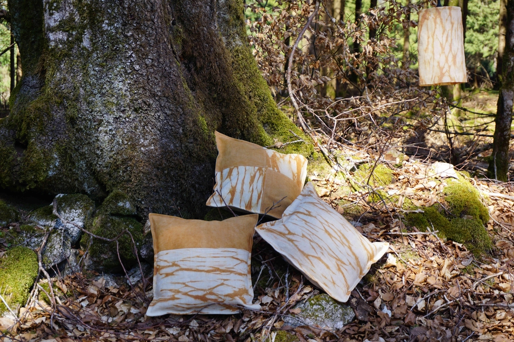 coussins en teinture végétale dans la forêt