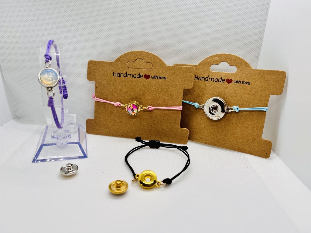 Les bijoux clip sont réalisés en nylon et/ou polyester ciré, tressé ( micro-macramé ) ou montés sur une chaîne en acier inoxydable. Le support permet d’ajouter un clip par simple pression pour une multitude de possibilité ! 