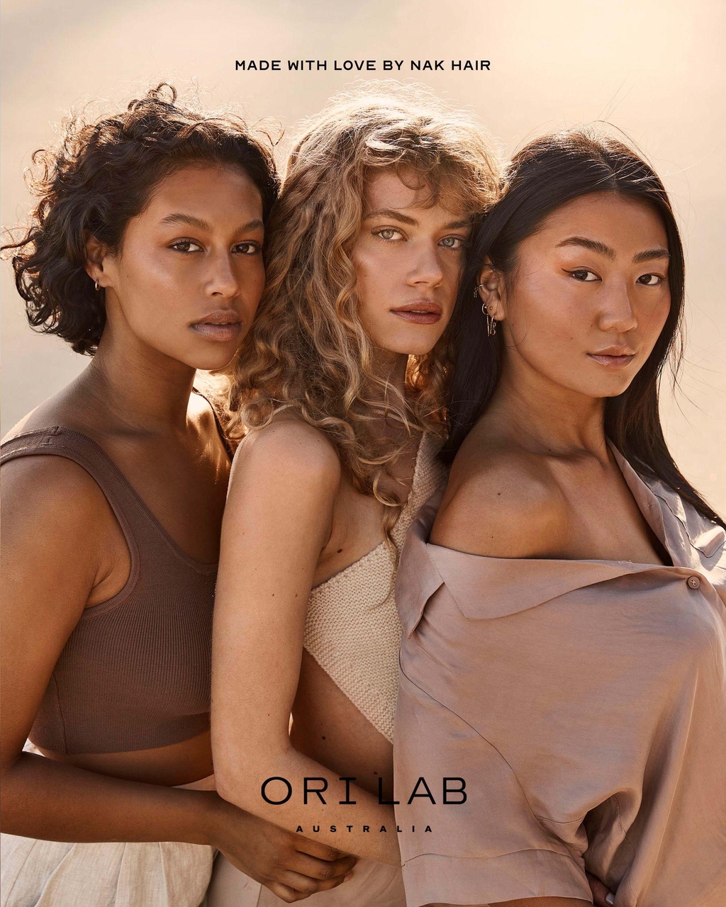 Welkom bij Hair with Love by Shari – jouw online adres voor luxe, bewuste haarverzorging.
Op deze webshop vind je een zorgvuldig geselecteerd aanbod van de salonmerken waar ik zelf mee werk: NAK Hair en ORI Lab.
Als kapster met ruim 18 jaar ervaring kies ik alleen voor producten die écht iets voor je haar doen – vrij van schadelijke stoffen, duurzaam en vol voedende ingrediënten.

Of je nu op zoek bent naar een voedend masker, een zachte shampoo of stylingproducten die je haar laten stralen: hier shop je met vertrouwen én liefde.
Vanuit mijn salon direct naar jouw badkamer – zodat jij ook thuis kunt genieten van pure verwennerij.