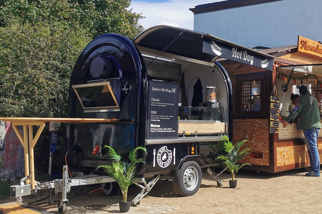 Das Bild zeigt den Verkaufswagen von "Der kleine Happen".