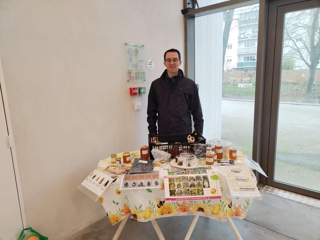 Miel, Abeilles et Vie
Apiculteur local vendant les produits de ses ruches : miel de Forêt à dominante d'acacia, de mûres sauvages, de tilleul, de châtaignier et de fleurs de prairies, pollen, propolis, bougies et décorations en cire d'abeilles