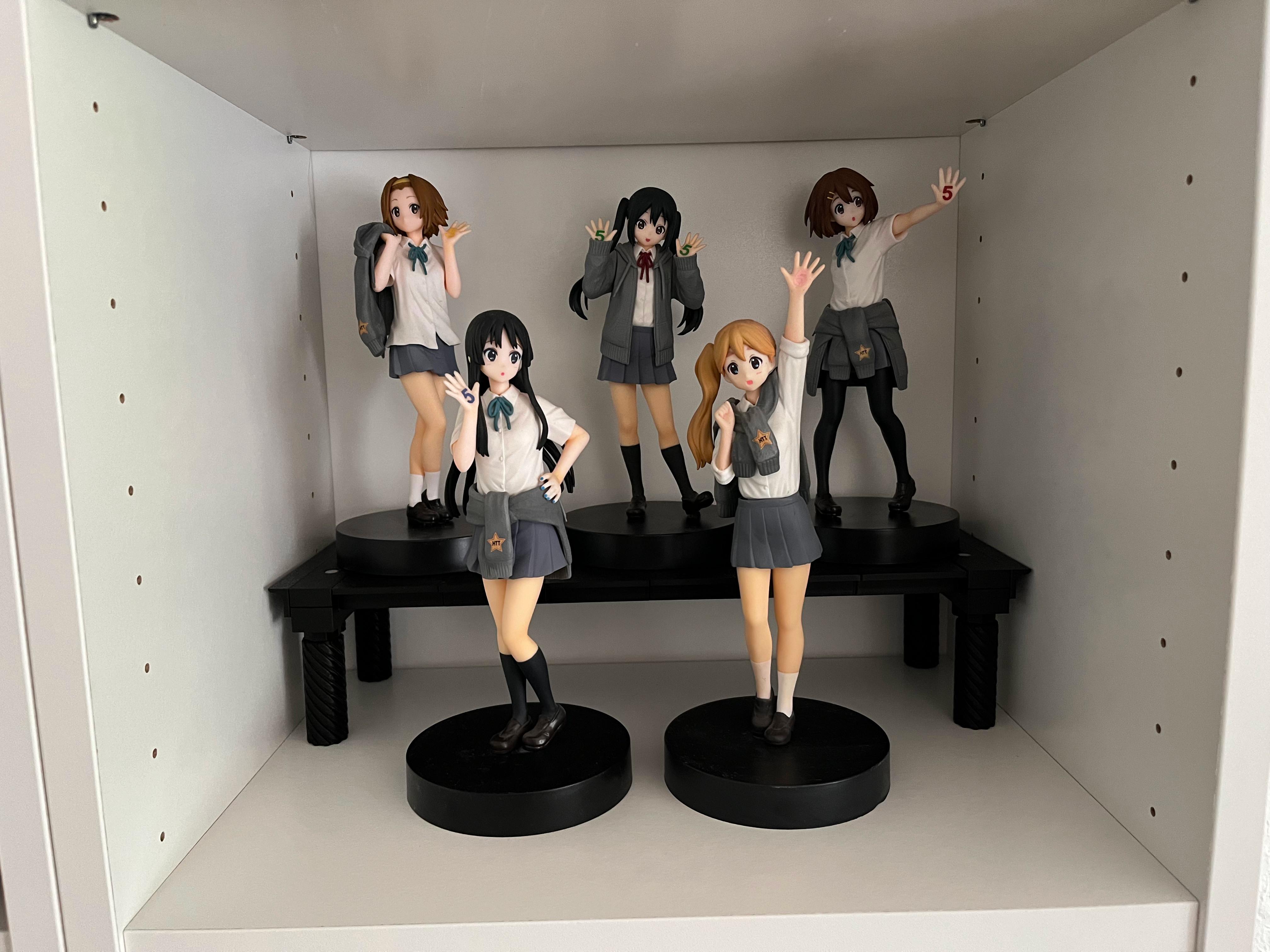 Bucherhöhung im schmalen Billy-Regal (40cm) mit K-On! Sammelfiguren auf der Bucherhöhung und davor auf dem Regalbrett.