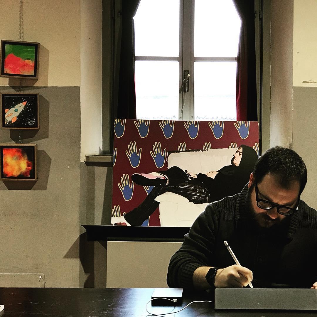L'artista Emaskew mentre scrive con Pencil su iPad.