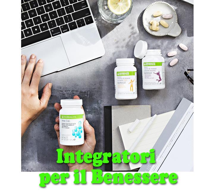 PERFEZIONA LA TUA DIETA.
Vitamine e Minerali sono micronutrienti essenziali per molte reazioni chimiche che l'organismo svolge ogni giorno.

Sebbene un'alimentazione equilibrata sia il modo migliore per ottenere questi nutrienti, non sempre si può avere la certezza che ciò che mangiamo ne contenga la quantità necessaria.
L'uso di integratori di vitamine e minerali è un modo pratico per rispettare la quantità giornaliera raccomandata.