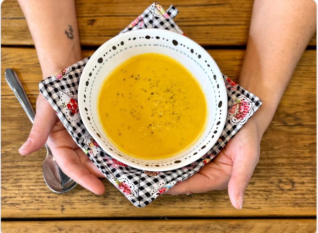 Prevent your hands from getting burned when holding a hot dish!
It can also keep your food or drink colder, especially for ice cream or chilled beverages. 