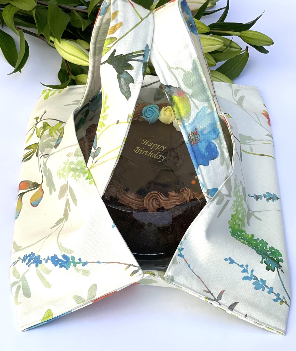 Handmade casserole carrier bag, eco-friendly and sustainable perfect for transporting cake, dishes to party, family gatherings. It keeps everything’s horizontal and upright while on the go. 
No more sauces spilled over.