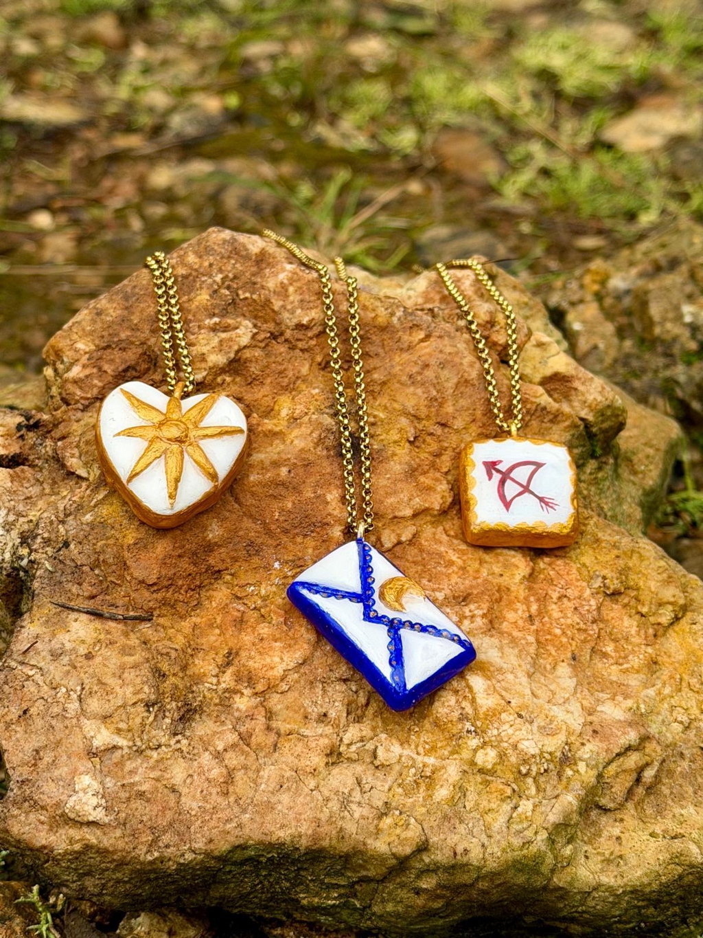 Bijoux faits main, inspirés par la nature et les petits détails du quotidien. Argile, peinture à la main, acier inoxydable.