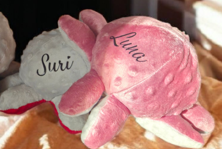 Cette poulpy réversible change d'humeur en un clin d'œil. 
Le top? Elle est personnalisée avec le texte de ton choix.
C'est le doudou tendance parfait, super doux et 100% unique