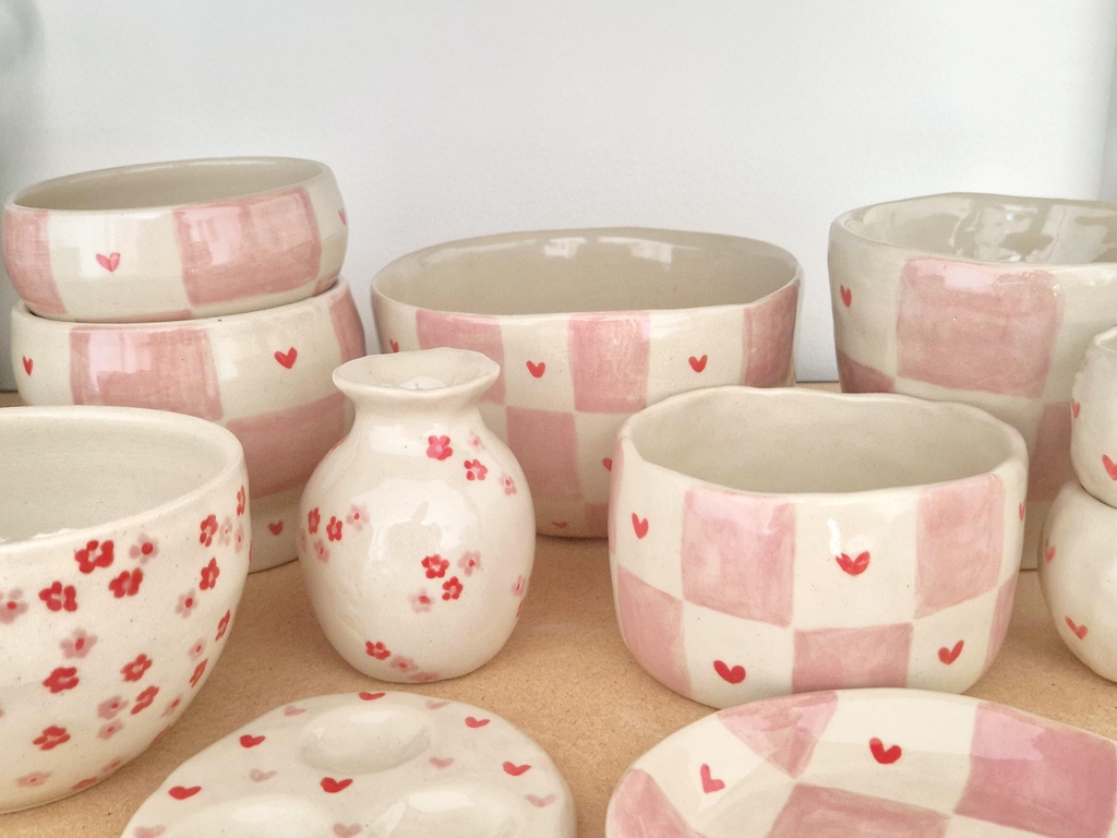 Poteries artisanales en grès cœurs rose et rouge. Bol en  grès artisanal. Bol rose en grès de St Amand. Poterie artisanale fabriquée en Savoie