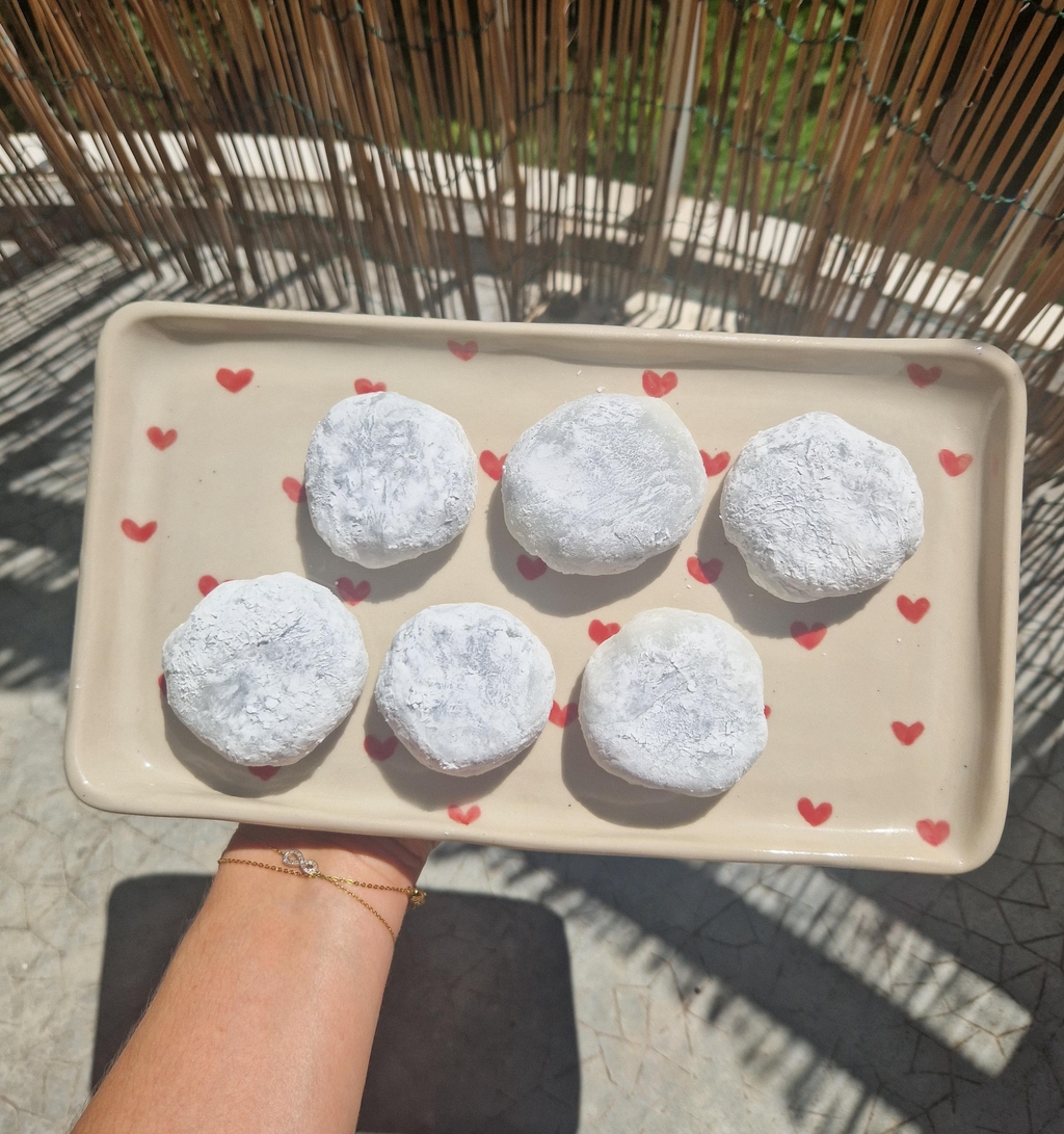 Plat à cake artisanal fabriqué en Savoie. Plat à motif cœurs rouges. Plat céramique artisanal.